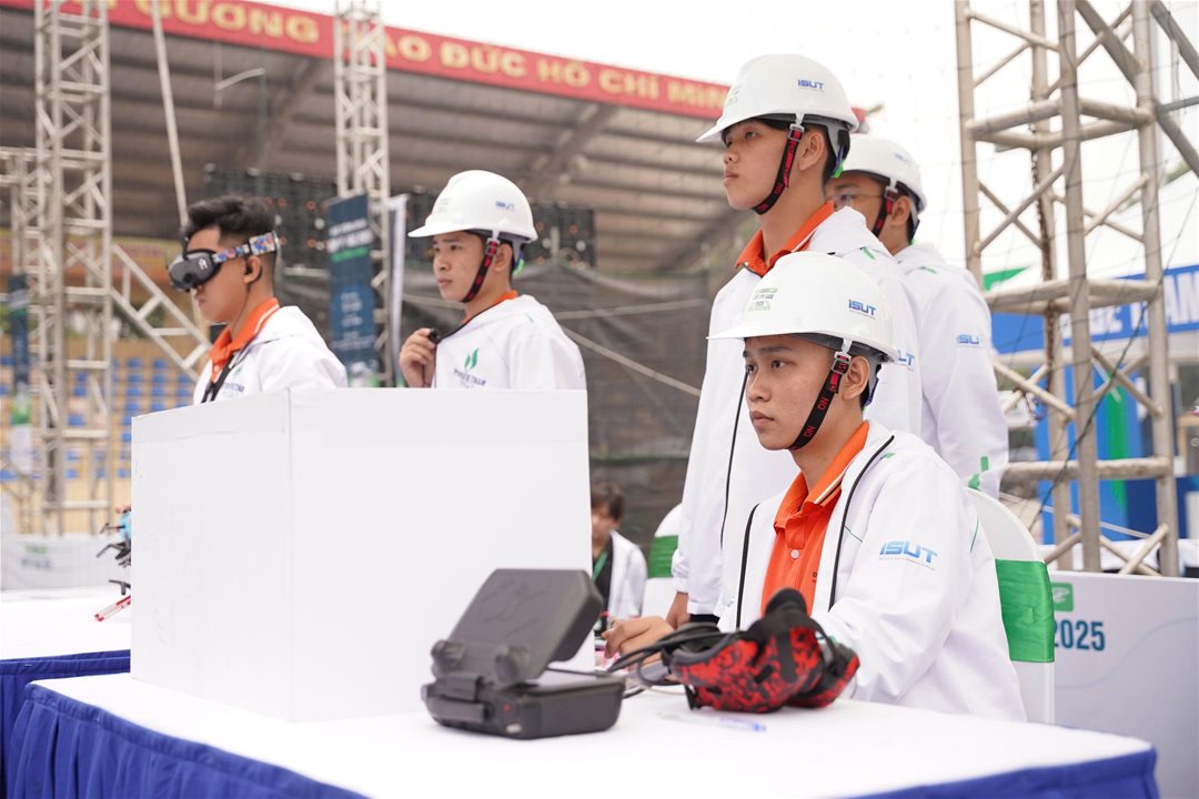 LHU-TDH giữ vững phong độ, bứt phá tại vòng Tứ kết và tiến xa hơn trên hành trình chinh phục UAV CUP PV GAS 2025