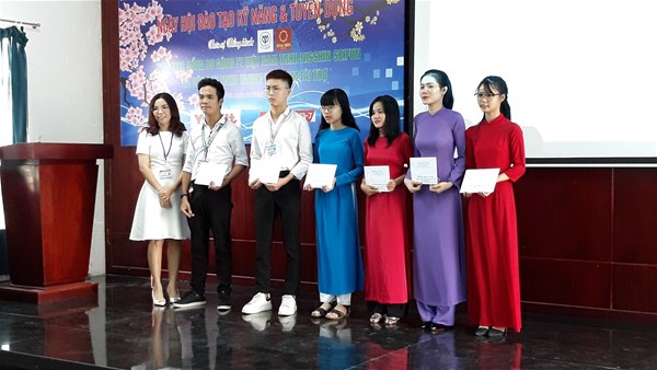 https://tckt.lhu.edu.vn/Data/News/177/images/2020/ngayhoituyendung_14112020/20201114_085149.jpg