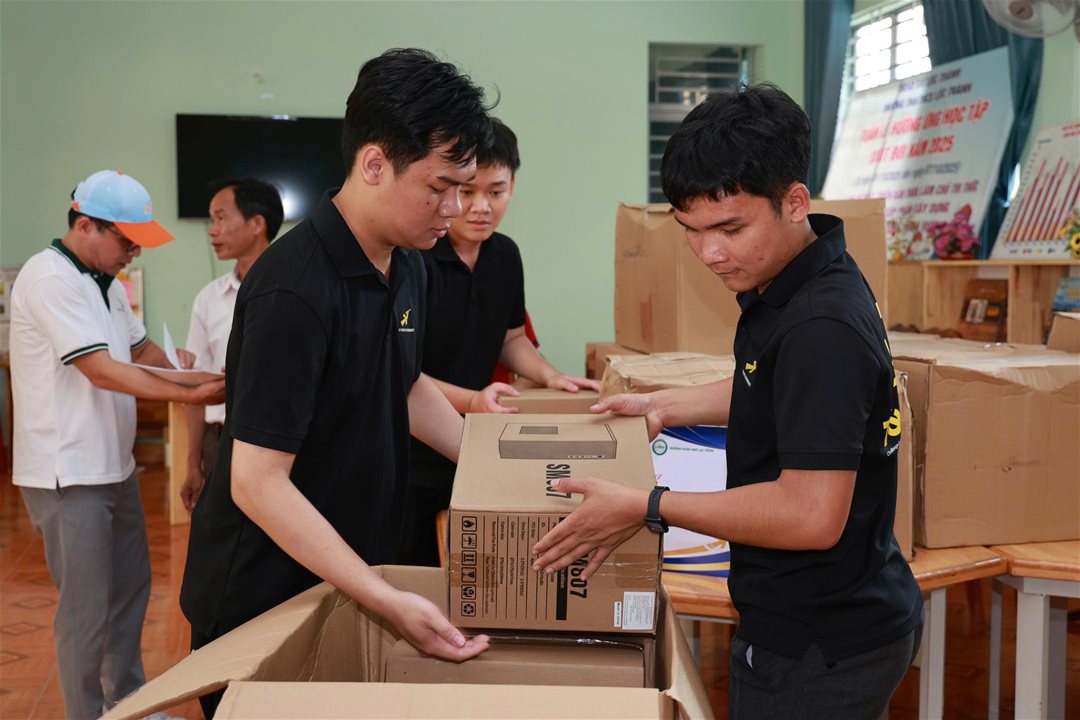 Đường xa thì mặc đường xa LHU mang cả “lớp học số” đến Biên giới
