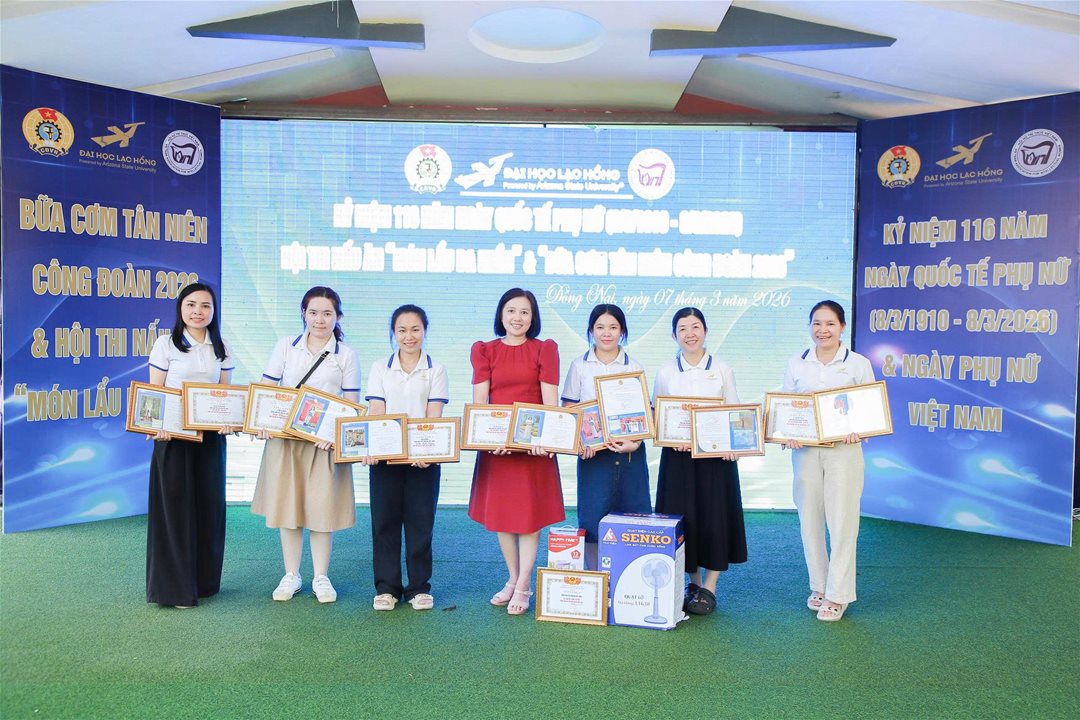 LHU tổ chức chuỗi hoạt động ý nghĩa chào mừng Ngày Quốc tế Phụ nữ 8/3, gắn kết Nhà giáo – Người lao động Ngày 08/3/2026, Trường Đại học Lạc Hồng (LHU) đã tổ chức chuỗi hoạt động chào mừng 116 năm Ngày Quốc tế Phụ nữ (08/3/1910 – 08/3/2026) và chương trình “Bữa Cơm Tân niên Công đoàn” năm 2026 tại Hội quán Trấn Biên, dành cho đội ngũ Nhà giáo, Người lao động trong toàn trường. Chương trình được tổ chức nhằm tạo không gian giao lưu, gắn kết giữa các đơn vị trong toàn trường, đồng thời góp phần lan tỏa tinh thần đoàn kết, sẻ chia và xây dựng môi trường làm việc tích cực trong đại gia đình LHU. Hình 1 Điểm nhấn của chương trình là hội thi nấu ăn với chủ đề “Món lẩu ba miền”, thu hút sự tham gia của các công đoàn bộ phận trong toàn trường. Tại hội thi, các đội đã cùng nhau thể hiện sự khéo léo và sáng tạo trong chế biến những món lẩu đặc trưng của ẩm thực ba miền Bắc – Trung – Nam. Không chỉ chú trọng hương vị, các đội còn đầu tư công phu trong cách trình bày và thuyết trình ý tưởng món ăn, mang đến nhiều sắc màu ẩm thực phong phú và hấp dẫn. Không khí hội thi diễn ra sôi nổi với sự cổ vũ nhiệt tình của các cổ động viên, tạo nên một sân chơi giao lưu vui tươi, góp phần tăng cường sự gắn kết giữa các đơn vị trong nhà trường. Hình 2 Trong khuôn khổ chương trình, Ban tổ chức cũng đã trao giải cuộc thi ảnh “Duyên dáng áo dài LHU 2026”, nhằm tôn vinh vẻ đẹp duyên dáng, thanh lịch của nữ cán bộ, giảng viên và người lao động trong tà áo dài truyền thống. Những bức ảnh dự thi không chỉ ghi lại những khoảnh khắc đẹp của đội ngũ nữ Nhà giáo – Người lao động LHU mà còn lan tỏa hình ảnh người phụ nữ hiện đại, tự tin, năng động và đầy nhiệt huyết trong công việc. Cuộc thi đã nhận được sự hưởng ứng tích cực từ các đơn vị trong trường, góp phần lan tỏa giá trị văn hóa truyền thống và tôn vinh vẻ đẹp của người phụ nữ Việt Nam. Hình 3 Sau các hoạt động thi và trao giải, toàn thể Nhà giáo và Người lao động đã cùng tham gia chương trình “Bữa cơm Tân niên Công đoàn” trong không khí thân tình, ấm áp. Đây là dịp để các thành viên trong đại gia đình LHU cùng gặp gỡ, giao lưu, chia sẻ niềm vui đầu năm; qua đó tăng cường tinh thần đoàn kết, xây dựng môi trường làm việc tích cực và gắn bó trong toàn trường. Chuỗi hoạt động chào mừng Ngày Quốc tế Phụ nữ 8/3 không chỉ thể hiện sự quan tâm của nhà trường đối với đội ngũ nữ Nhà giáo và Người lao động mà còn góp phần lan tỏa những giá trị tốt đẹp, xây dựng văn hóa đoàn kết và nhân văn trong cộng đồng LHU.